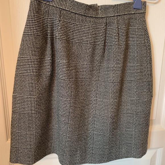 CLASSIC PURE VIRGIN WOOL MINI SKIRT - LINED - Picture 1 of 9